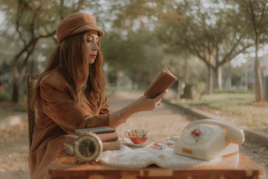 detective reading book